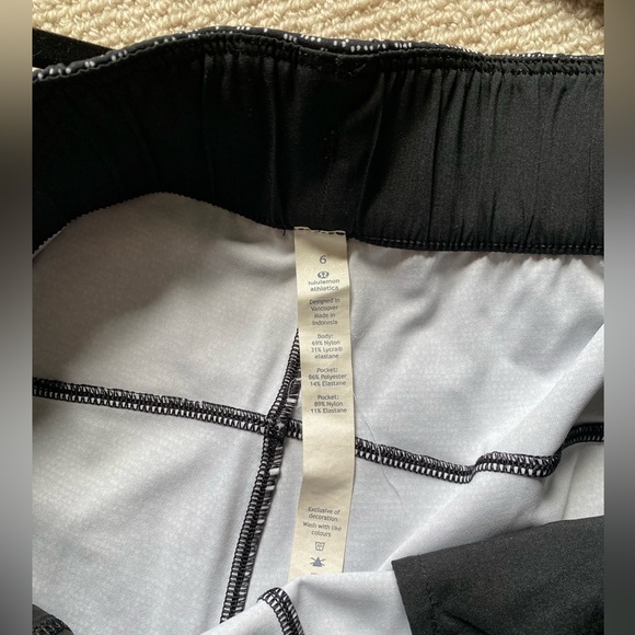 Lululemon On the Fly Mid-Rise Short 2.5” sound wave white black/black size 6 - Picture 3 of 7